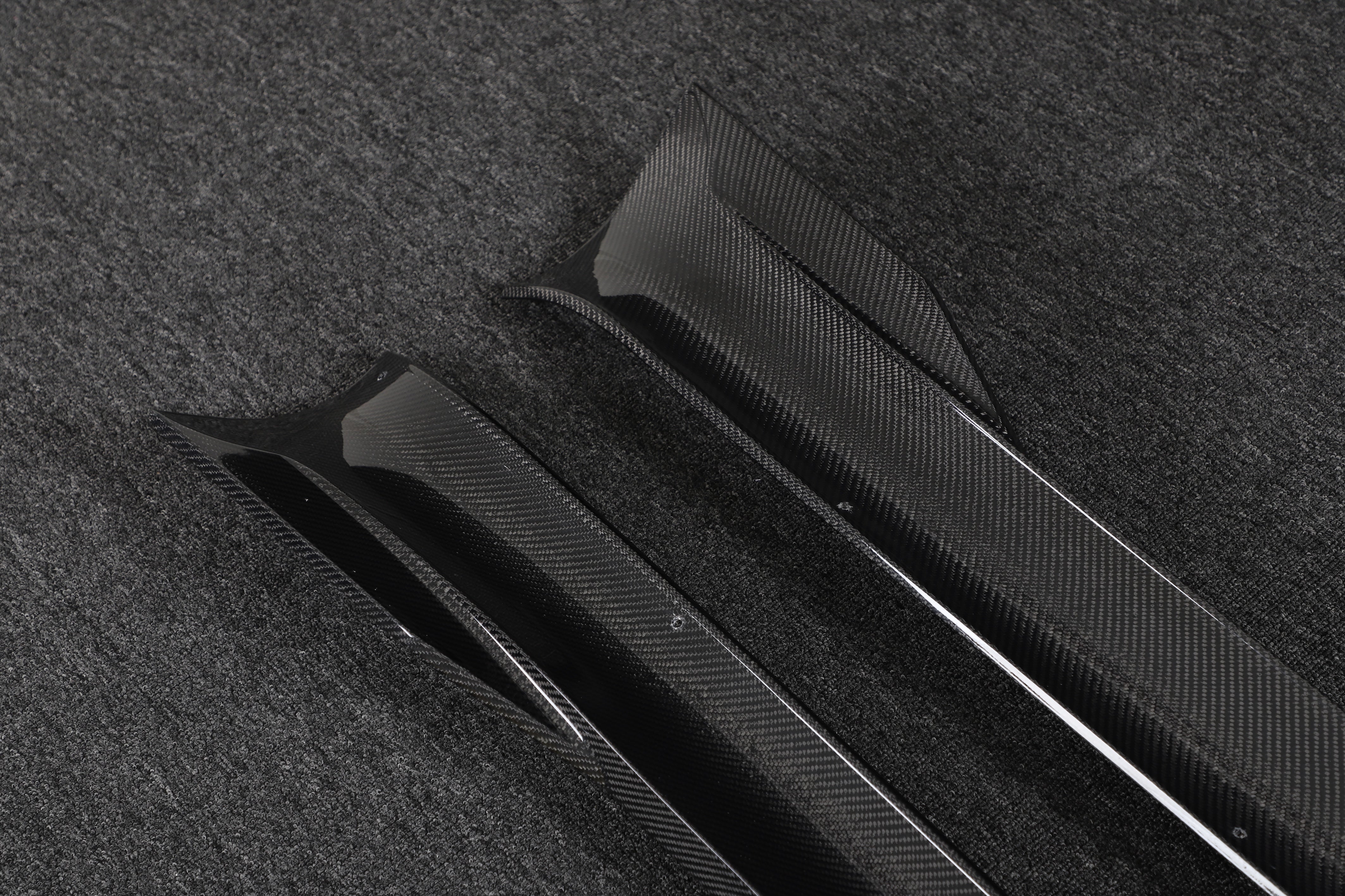 DynaCarbon™️ Carbon Side Skirts for Tesla Model S Plaid 2021-2023