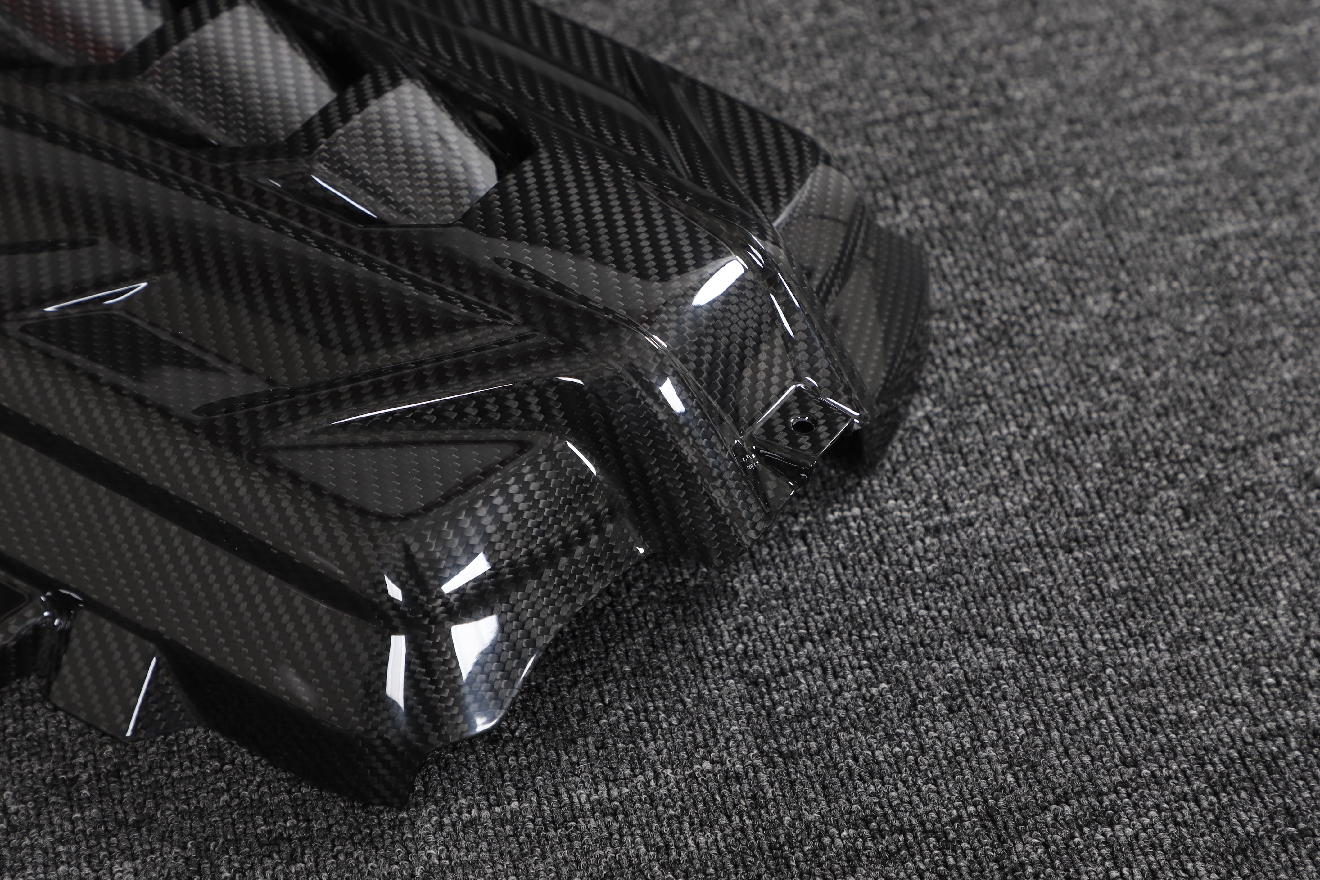 DynaCarbon™️ Carbon Fiber Engine Cover for Chevrolet Corvette C8 2020-2021